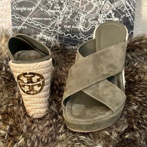 Tory Burch Bailey Wedge/ Banana Leaf/ Size 8.5